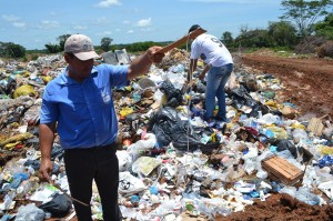 Sin tratamiento. Un miembro de la comitiva muestra residuos hospitalarios entre otras basuras comunes.