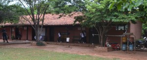 Pese al peligro que implica, la dirección y secretaria funciona en este pabellón clausurado.