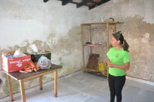 Una docente muestra el lugar donde estaba la heladera, horno y garrafas