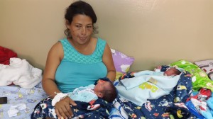 Sanos. Los pequeños y la madre están en buen estado de salud en el hospital de Concepción.