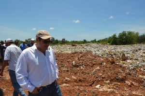 Fiscal Carlomagno Alvarenga hoy recusado, en su última visita al vertedero.