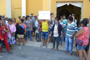 Encadenados. Invasores de las tierras de las Hermanas Azules se encadenaron a la iglesia Catedral y exigen tripartita.