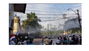 Los carros hidrantes atacando a los manifestantes-Foto Abc