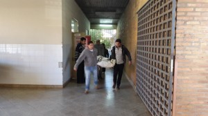 El cuerpo es retirado de la morgue del Hospital Regional de Concepción