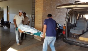 Momento en que el cuerpo es retirado de la morgue del Hospital Regional de Concepción