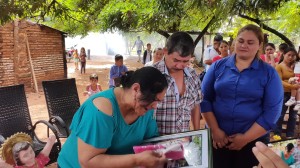 Dolor. Doña Obdulia Florenciano, mamá de Edelio, llora sobre la fotografía de su hijo secuestrado hace 1.041 días.