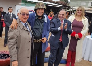 Posando. El ministro Bajac (izquierda) posa para una foto tras encuentro en Concepción.