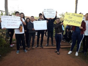 Reclamo. Los estudiantes en Puentesiño tomaron el colegio en protesta por un proyecto muy costoso.
