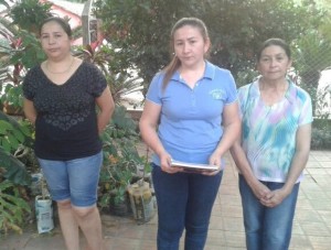 Dirigido al EPP. La hija de don Félix, Liliana Urbieta (c), su madre (d) y otro familiar piden prueba de vida del ganadero.