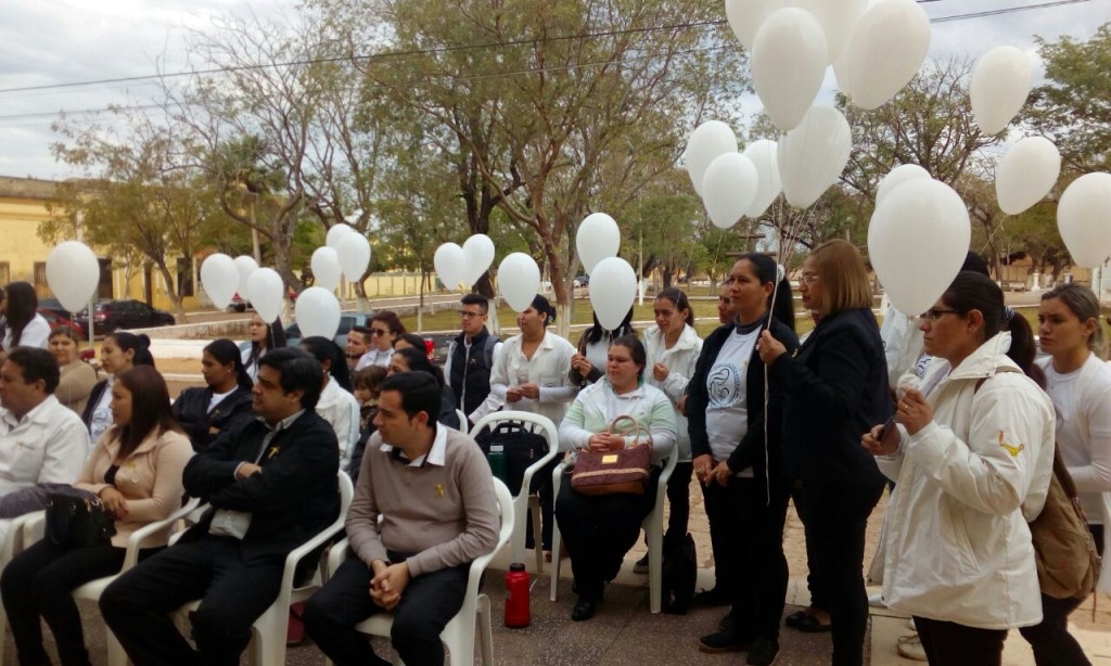 Lanzamiento de los globos blancos