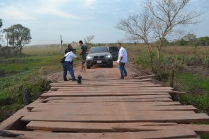 Riesgo. Con sumo cuidado hay que pasar este puente.