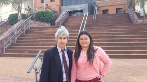 Flora Aranda posa con su abogado tras la audiencia