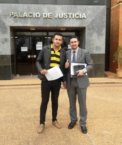 Cristhian Penayo con su abogado tras recibir la resolución judicial.
