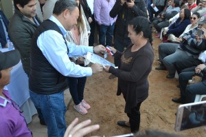 Embajador entrega llave a una de las beneficiarias 