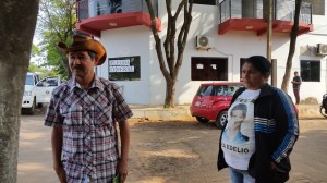 Protesta. Los padres del policía, frente a la Fiscalía.