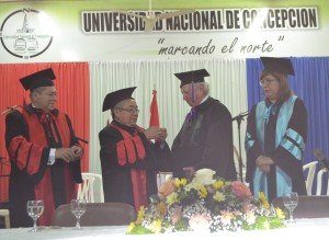 Acto. El maestro Luis Szarán recibe el título de la UNC.