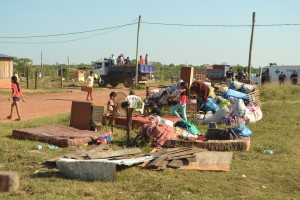 Calle. Las familias desalojadas permanecen frente al predio