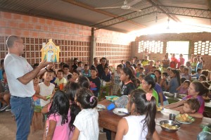 Entrega. Entre los pequeños se sortearon premios que se remitieron desde España.