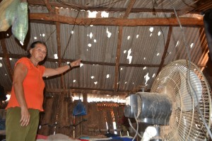 Agujeros. Así quedó el techo de la casa de Honoria Cabral en Potrerito, tras el temporal.