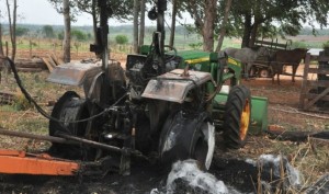 Quema. Una de las máquinas atacadas con fuego por los delincuentes.