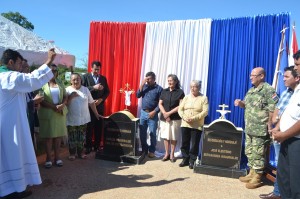 Bendición. El párroco local bendijo el sitio histórico.