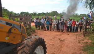 Enfrentados. Los vecinos cerraron el paso a las máquinas que llevaban abono hasta la finca donde se plantaría soja.