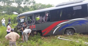 Así quedó el bus, tras el fuerte impacto