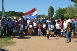 Medida. Los preocupados pobladores se manifestaron frente a la casa del productor.