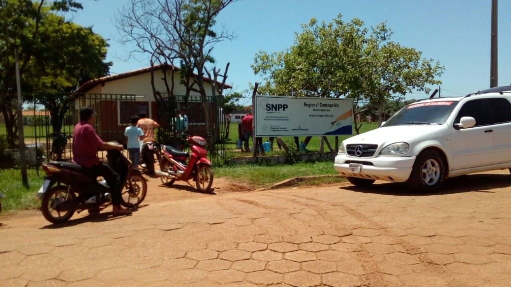 Vecinos en busca de agua potable