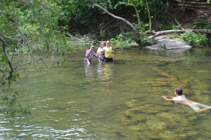 Imperdible. Numerosas familias ya visitan el arroyo que atraviesa terrenos calcáreos, con aguas transparentes.