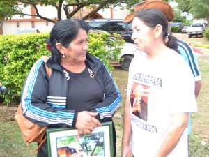 Esposa de Félix Urbieta en compañía de la madre de Edelio Morínigo.