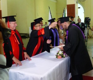 Después de 5 años de estudios, este joven cumple su sueño