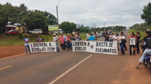 Los familiares del uniformado clausuraron la Ruta