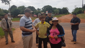 El ministro del Interior con los padres de Edelio