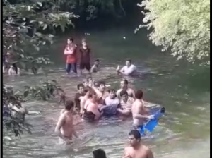 Momento en el que el cuerpo del joven es rescatado