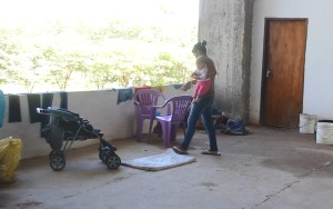 Familias instaladas en las graderías del estadio