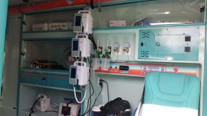 Interior de la ambulancia. El moderno vehículo cuenta con equipamiento de punta, para pacientes graves.