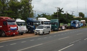 En Roque Alonso. Desde ayer están apostados los camiones frente al predio de la Expo.