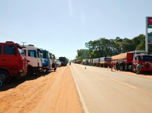 unos-70-camiones-estan-apostados-al-costado-de-la-ruta-iii-a-la-altura-de-santa-rosa-del-aguaray-ayer-_765_573_1366004