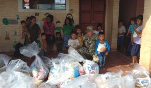 Víveres. Las familias están muy contentas con la ayuda.