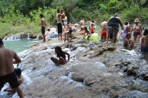 Boom. Numerosas familias escogen refrescarse en las cristalinas aguas de Concepción.