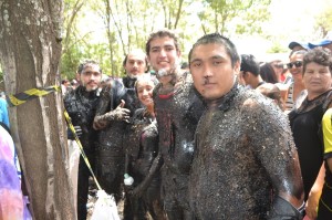 Bautismo: Los cinco primeros bichos fueron bañados en aceite como sus compañeros, durante el tradicional ritual.