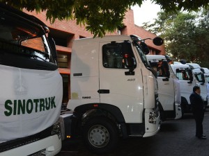 La entrega de vehículos se realizó en la explanada del MIC.