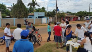 Movilizados. Pobladores se apostaron frente a la aguatera a recibir firmas para el cambio.