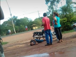 La víctima tendida en el suelo