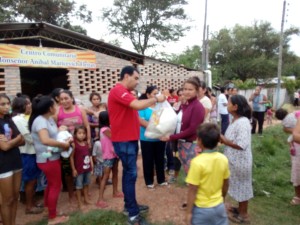 Entrega de kits de víveres 