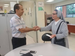 Entrega. Una religiosa recibió el donativo para el Chaco.