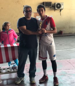 Mejor triplista, Sebastián Aguilera con su trofeo