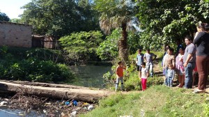 Impotencia. Los vecinos observan con tristeza el arroyo totalmente contaminado.