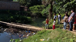 Los técnicos ambientales comprobaron que el desagüe cloacal se arroja a este arroyo.